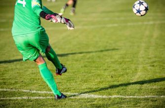 Tak Emiliano Martinez podnosił swojego rywala [WIDEO]